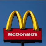 Сегодня McDonald’s раздает завтраки и обеды по 99 пенсов.